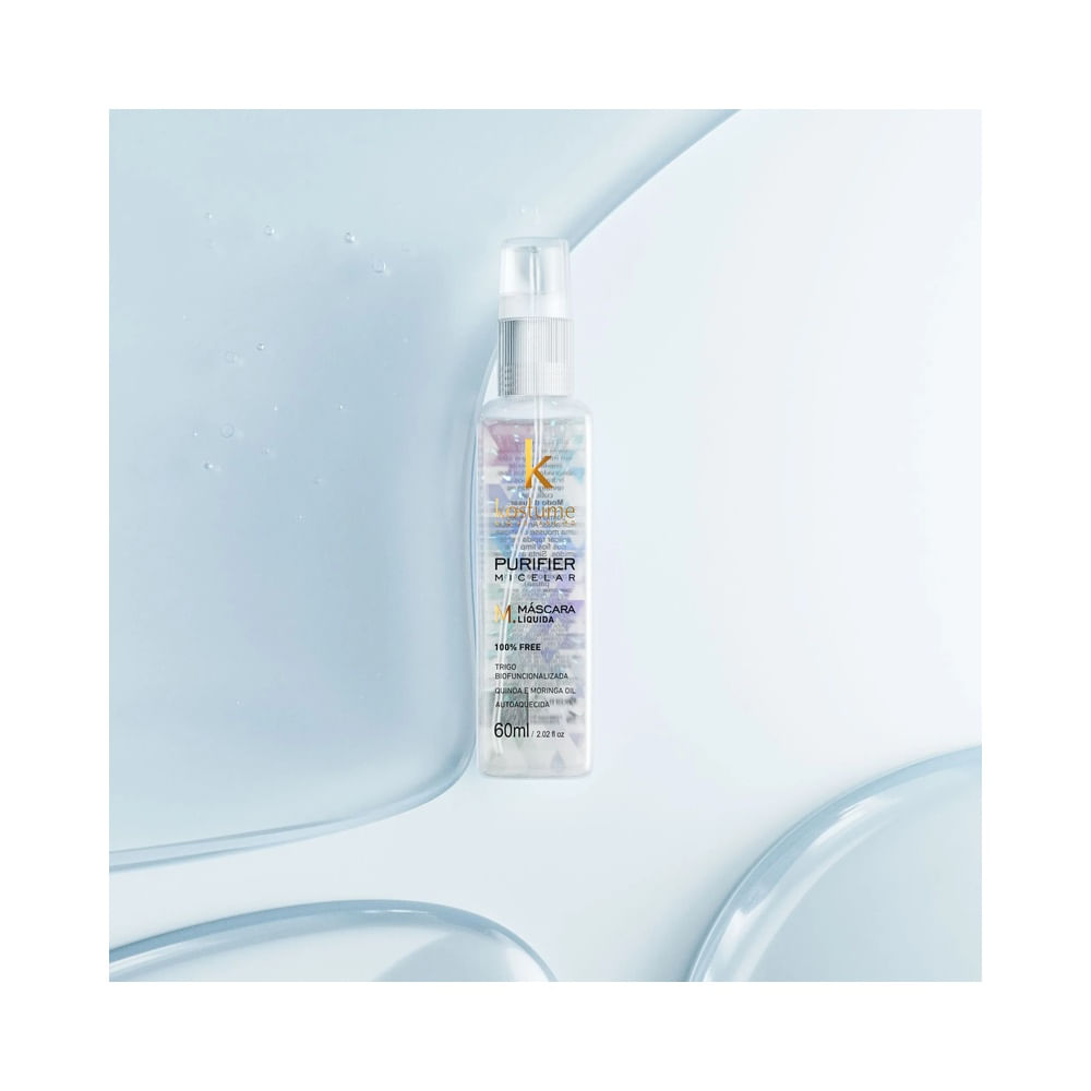 Frasco da Máscara Líquida Capilar Kostume Purifier Micelar 60ml com fundo azul claro e gotas d'água